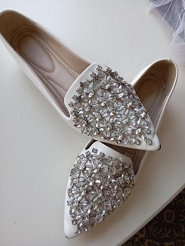 летние мужские мокасины: Белые женские лоферы/балетки с острым носком и богатым декором из — 2