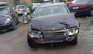 повреждённый автомобиль: Mercedes-Benz (примерно E‑/S‑класс 1990‑х) — автомобиль после ДТП — 1