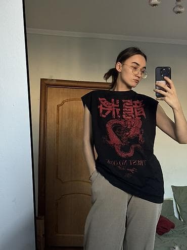 Жынсылар: Свободная чёрная безрукавка/футболка oversize. На спине принт дракона — 2