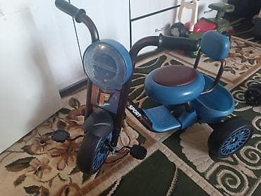 Детский трехколесный велосипед (трайк) с педалями на переднем колесе