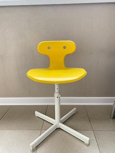 Регулируемый по высоте желтый стул IKEA с небольшой спинкой и