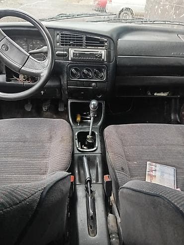 Volkswagen: Volkswagen Vento: 1992 г., 1.8 л, Механика, Бензин, Седан — 2