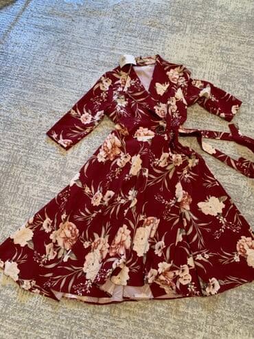 платье венздей: Элегантное платье на запах с цветочным принтом. Бордовый фон украшен — 1