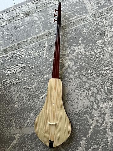 сколько стоит комуз: Комуз сатылат карагай туюк. Жаны. Чехол белекке берилет. Баасы 5500 — 2