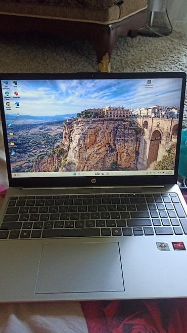 3050: HP 15″ ноутбук (серия Pavilion/15) в серебристом корпусе — 2