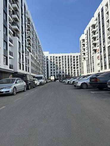 бек абад: 2⃣-Бөлмөлү баатир сатылат Жакшы этажда өзүнүз балдар аянтчасы бар — 1