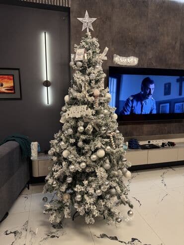 садовый тример: Новогодняя елка с гирляндой теплого белого свечения 210 см и 180 см — 9