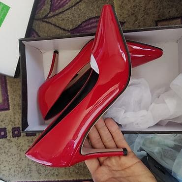 обувь для гор: Красный каблук- лодочки
Состояние -новое
Размер -37 — 2