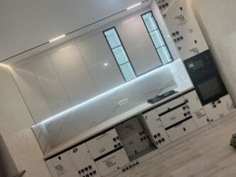 навесной кухонный шкафчик: Кухонный гарнитур в современном стиле - Линейная компоновка с высоким — 2