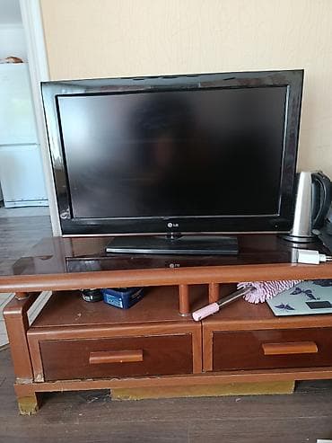 Телевизор LG, требует ремонта диагональ ориентировочно 26–32". Плоский