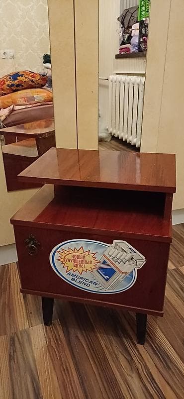 Керебеттин жанындагы тумба, Күзгүсүз, түсү - Күрөң, Жыгач