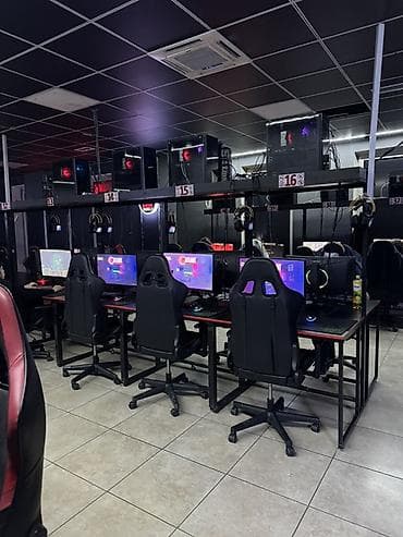 hisense 49: Игровой компьютерный клуб - Просторный зал с рядами игровых мест — 5