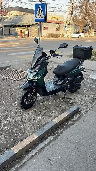 Скутер/мопед городского типа. - Компоновка: низкая рама с ровным