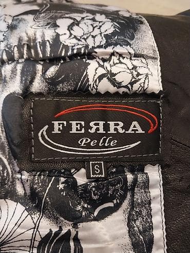 пальто 44: Куртка 100 %кожа"FEЯRA"за 2200 сом размер S . Рубашка и безрукавка 44 — 2
