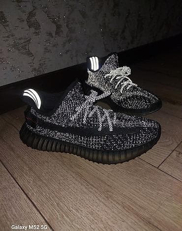 xd design: Кроссовки — Adidas Yeezy Boost 350 V2 в чёрном цвете. Они выполнены — 5