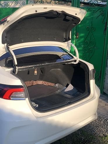 mini car: Toyota Corolla: 2019 г., 1.8 л, Вариатор, Гибрид, Седан — 4