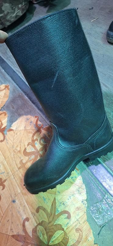 резиновые сапони: Сапоги российсике из плотной чёрной кожи. Характеристики: - Материал — 2