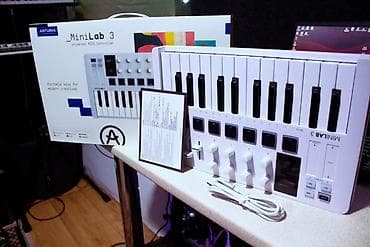 Аудиотехника: Б/У, состояние идеальное. Торг возможен! Arturia MiniLab 3 — — 4