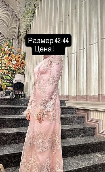 Вечернее платье, Длинная модель, Атлас, С рукавами, Перья, XS