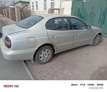 Другие автомобили: Седан серебристого цвета, 4 двери. Кузов с плавными линиями — 5