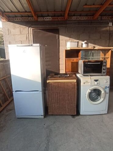 бытовую технику: Набор бытовой техники: - Холодильник Indesit с нижней морозильной — 1