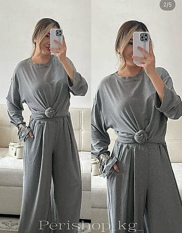 трикотажные тройки: Женский трикотажный костюм из мягкого джерси в спокойном сером цвете — 2