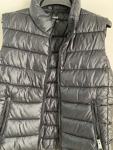 жилетка юникло: Женский набор верхней одежды и жилетов Состав лота (6 предметов): - — 8