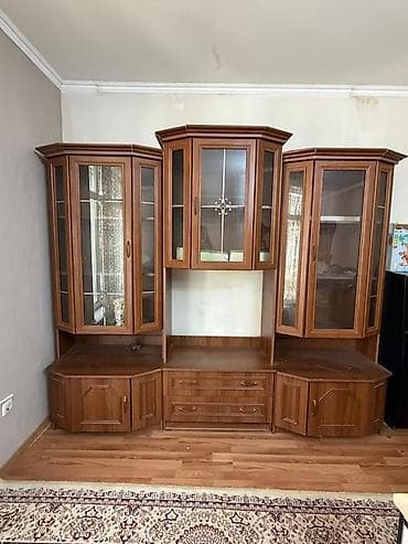 Секция-горка для гостиной из ламинированного ДСП под дерево. Состав и