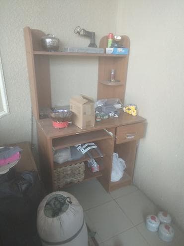 Компьютерный стол, С полками