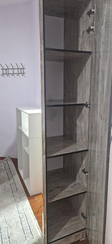 Тумбы и подставки: Трехстворчатый шкаф-распашной для одежды с зеркалом. - Материал: ЛДСП — 3