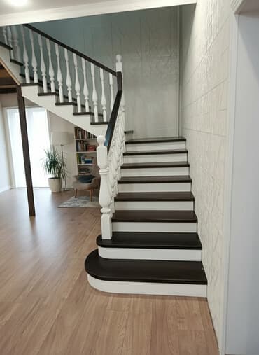 Дизайн, проектирование: Деревянная лестница Для дома, Вид дерева: Лиственница, Форма лестницы: Овальная, Стиль: Классический — 2