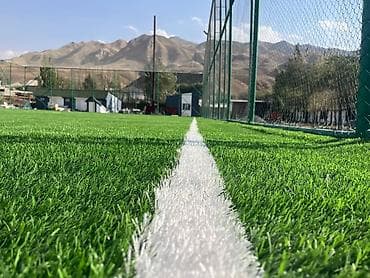 Футбольное мини-поле с искусственным покрытием и ограждением. -