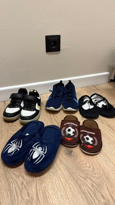 демисезонная детская обувь 22 размера: Набор детской обуви для дома и улицы. Включает в себя: пару — 1