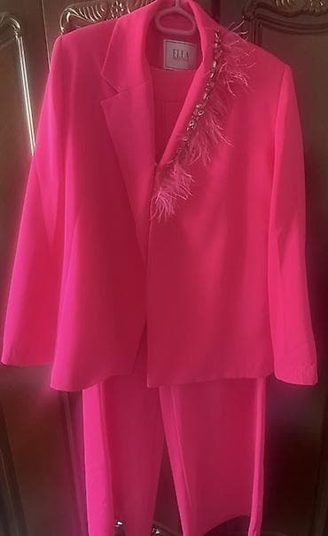 классический костюм: Комплект женской одежды — 4 наряда. 1) Яркий розовый костюм ELLA: - — 1