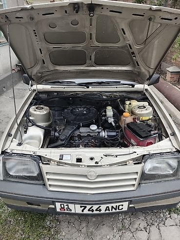 выкуп без банка: Opel Ascona: 1987 г., 1.6 л, Ручные, Бензин, Седан — 4