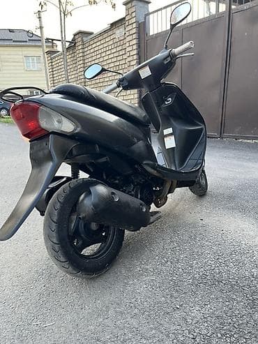 двигатил: Скутер 50 см³, чёрный, компактный городской формат. Основные — 3