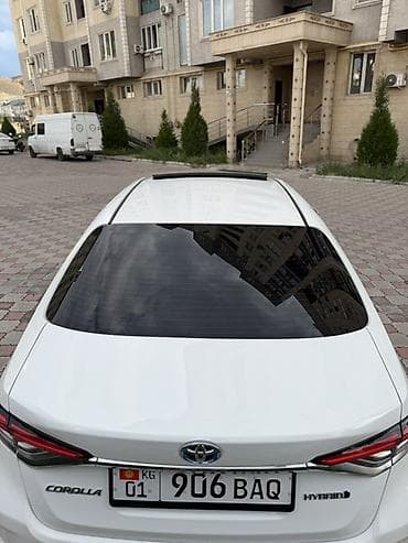 Toyota Corolla: 2021 г., 1.8 л, Автомат, Гибрид, Седан — 2