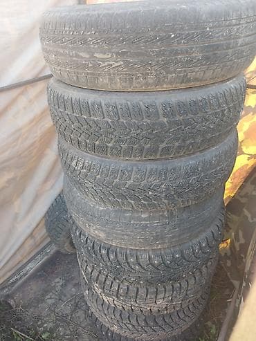 Комплект автомобильных шин разного типа и рисунка протектора. -