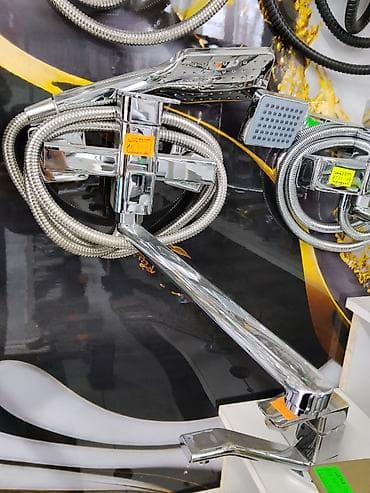 Смеситель для ванны с длинным поворотным изливом и душевым набором