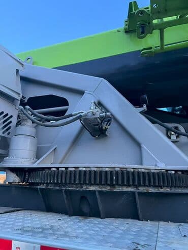 на железных номерах: Автокран, Zoomlion, 2023 г., от 30 м — 3