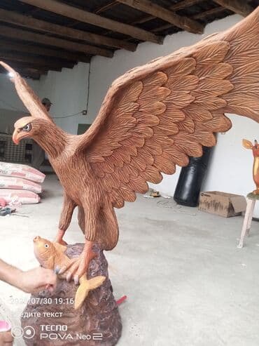 слоны деревянные ручная работа: Большая статуя орла с широко расправленными крыльями, выполненная в — 3