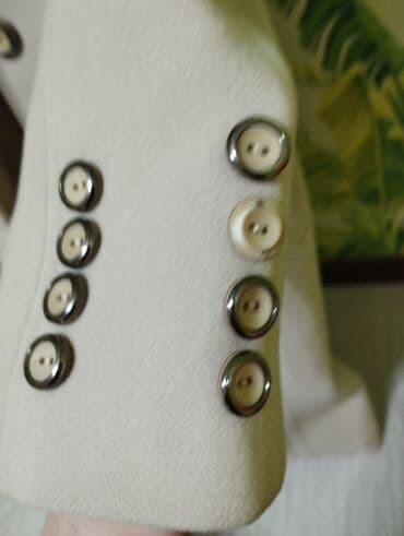 срочно в связи с переездом: Пальто деми, утепленное. Размер М. Очень качественное, носили один — 4