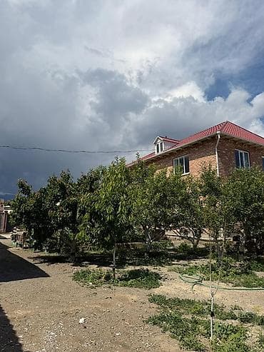 дом в караколе: 🏡 Продаётся капитальный кирпичный дом в центре города 📍 Локация — 10
