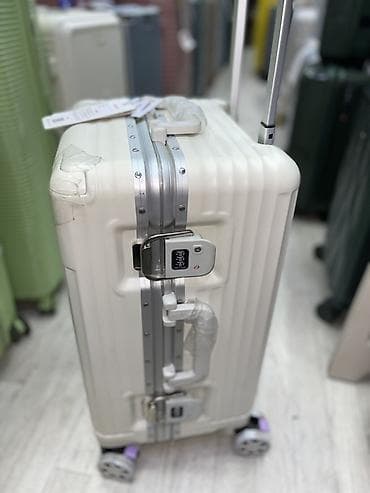 Жёсткий чемодан на 4 колёсах - Корпус: ударопрочный жёсткий пластик с