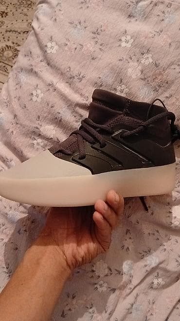 Кроссовки adidas (оригинальная коробка и брендированный бумажный