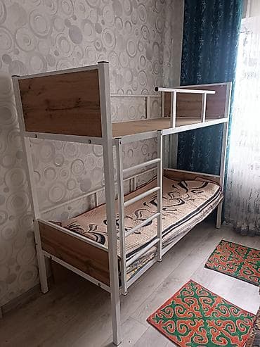 Двухъярусная кровать с металлическим каркасом и вставками под дерево