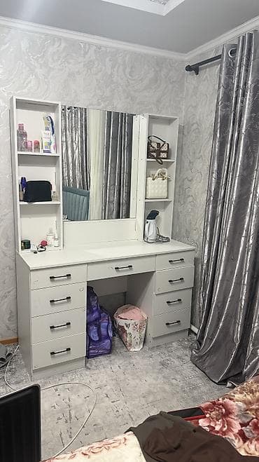 старинные вещи: СРОЧНО ПРОДАЮ 🤍 Туалетный столик с зеркалом Очень удобный и — 3