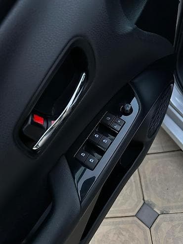 14: Toyota Prius: 2017 г., 1.8 л, Гибрид, Лифтбек — 7