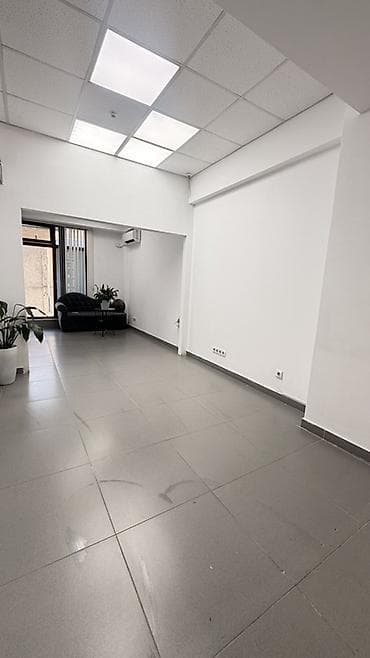 Коммерческая недвижимость: Аренда офисов, 30 м², В бизнес центре, 1 линия — 10