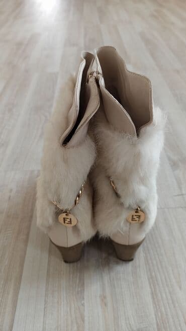 сапоги зимние женские натуральная кожа натуральный мех распродажа: Сапожки женские зимние, стильные с мехом наружу. Белого цвета, размер — 4